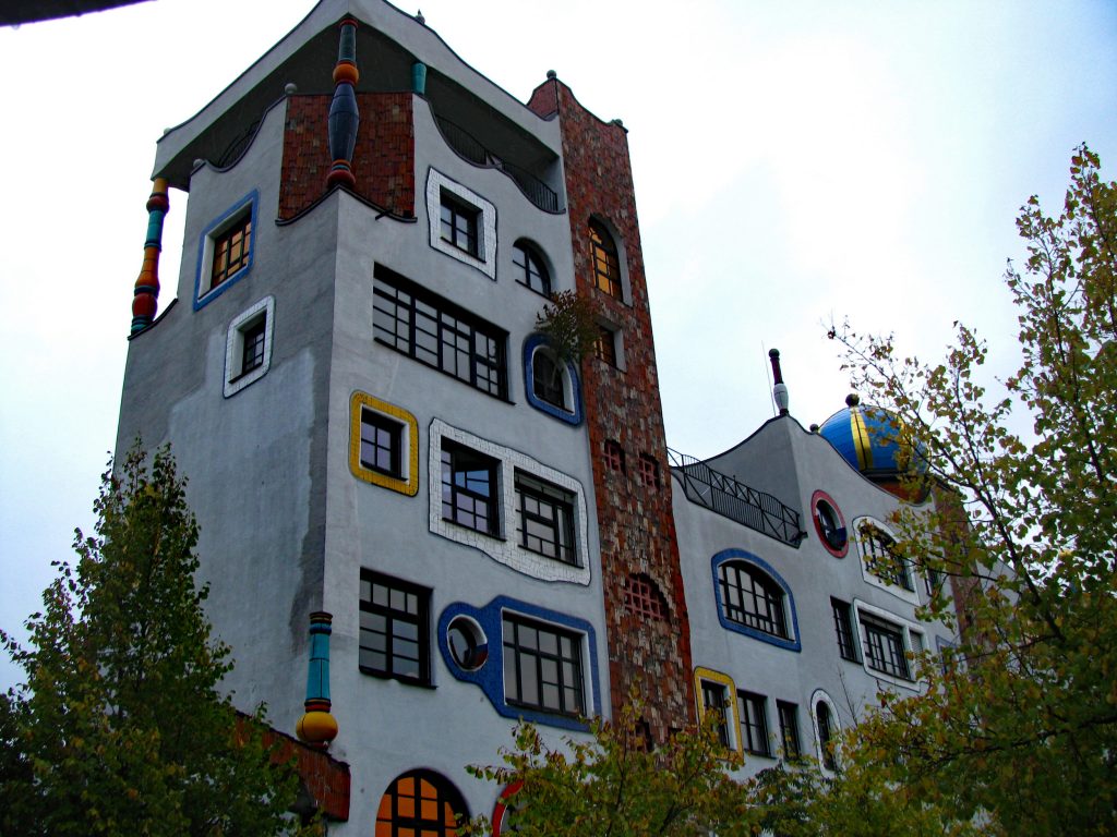 Szkoła wg projektu Hundertwassera
