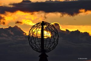 Globus o zachodzie słońca, Nordkapp / Przylądek Północny, Norwegia