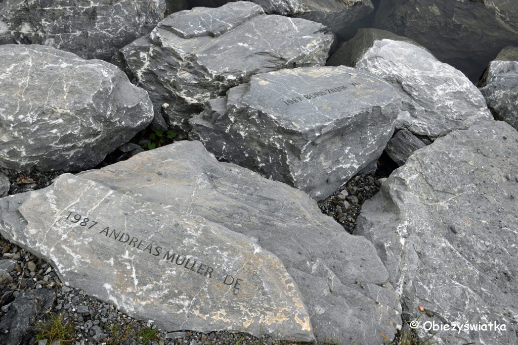 Kamienie-pomnik w Jeziorze Fallbodensee: tym, którzy zginęli przy wspinaczce po Ścianie Śmierci