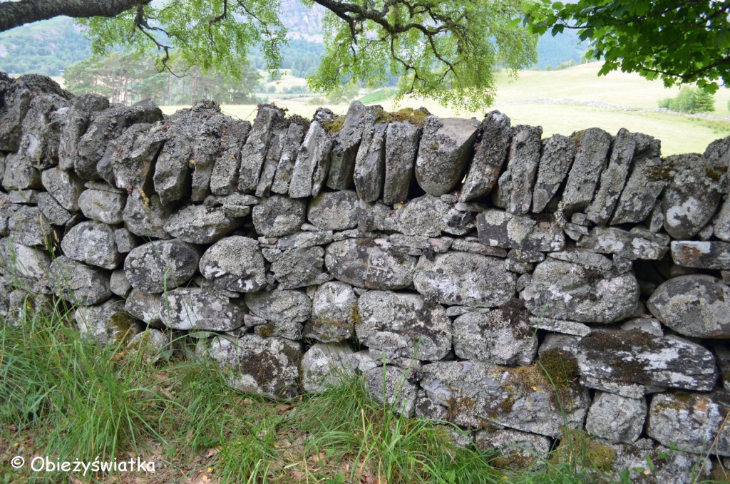 Mur a w nim oznaczenie geograficznego środka Szkocji