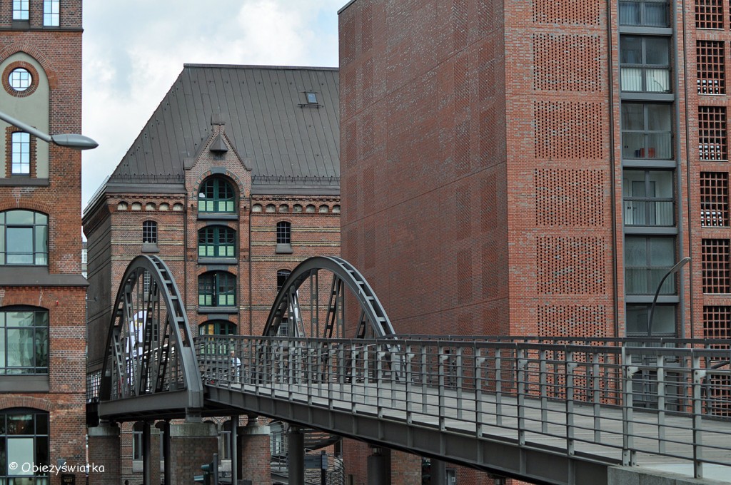 Jeden z wielu mostów w Speicherstadt w Hamburgu