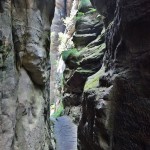 Wąskie przejścia pomiędzy skałami są typowe dla Szwajcarii Saksońskiej
