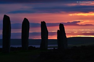 Kamienny krąg Ring of Brodgar o zachodzie słońca, Orkady, Szkocja