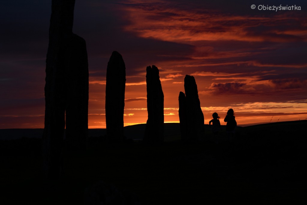 Kamienny krąg Ring of Brodgar o zachodzie słońca, Orkady, Szkocja