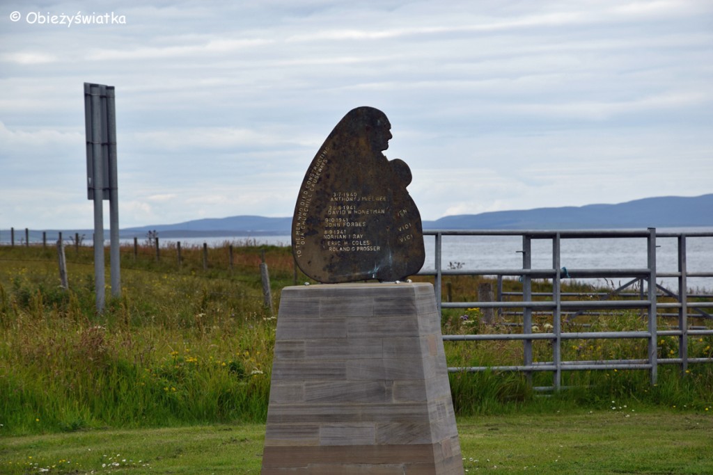 Pomnik ku czci tych, którzy zginęli przy budowie Barier Churchilla, Orkady, Szkocja