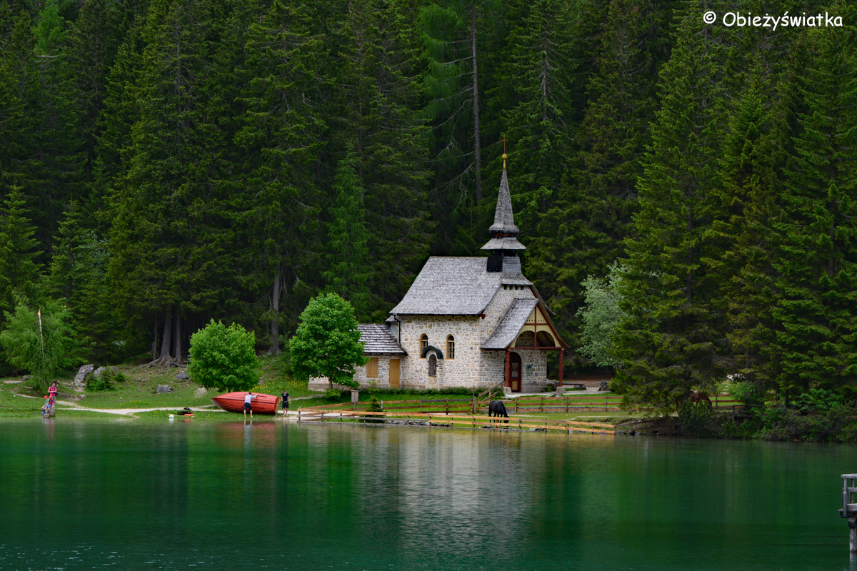 Kapliczka nad jeziorem Braies, Pragser Wildsee / Lago di Braies, Tyrol Południowy