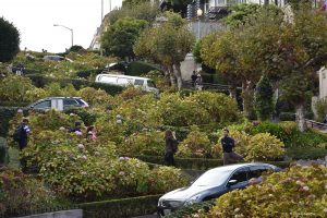 Lombard Street w San Francisco - 145 metrów, 8 zakrętów, nachylenie 16 procent, ruch jednokierunkowy w dół :)