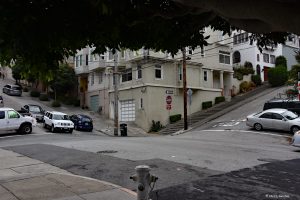 Tam, gdzie krzyżują się strome ulice San Francisco....