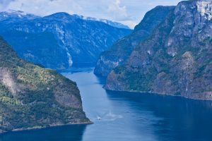 Widok na Aurlandsfjord z platformy Stegastein, Norwegia