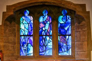 Jeden z witraży Marca Chagalla w kościółku w Tudeley, Wielka Brytania