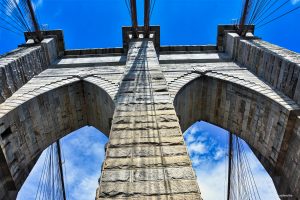 Brooklyn Bridge i jego potężne pylony, NYC