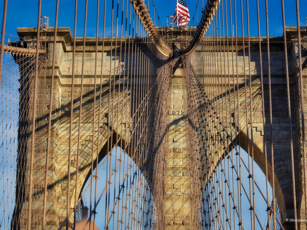 Pylonu Mostu Brooklińskiego w zachodzącym słońcu, NYC