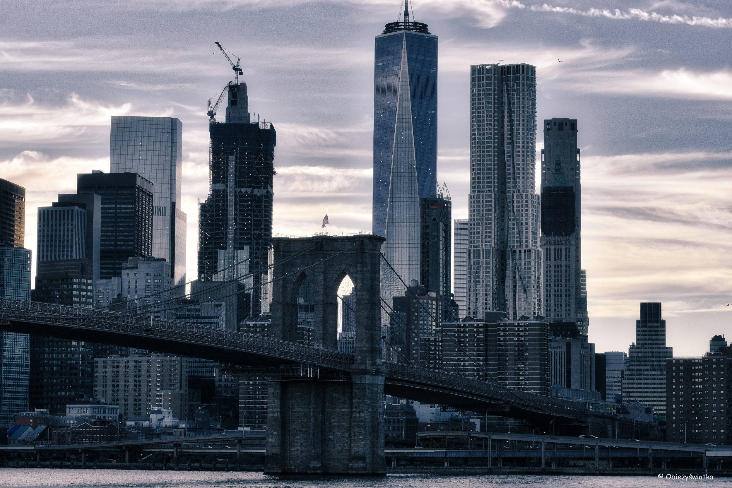 Brooklyn Bridge i Manhattan o zmierzchu, NYC