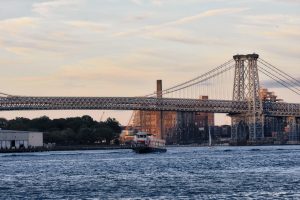 Manhattan Bridge i East River, widok z Brooklynu, NYC