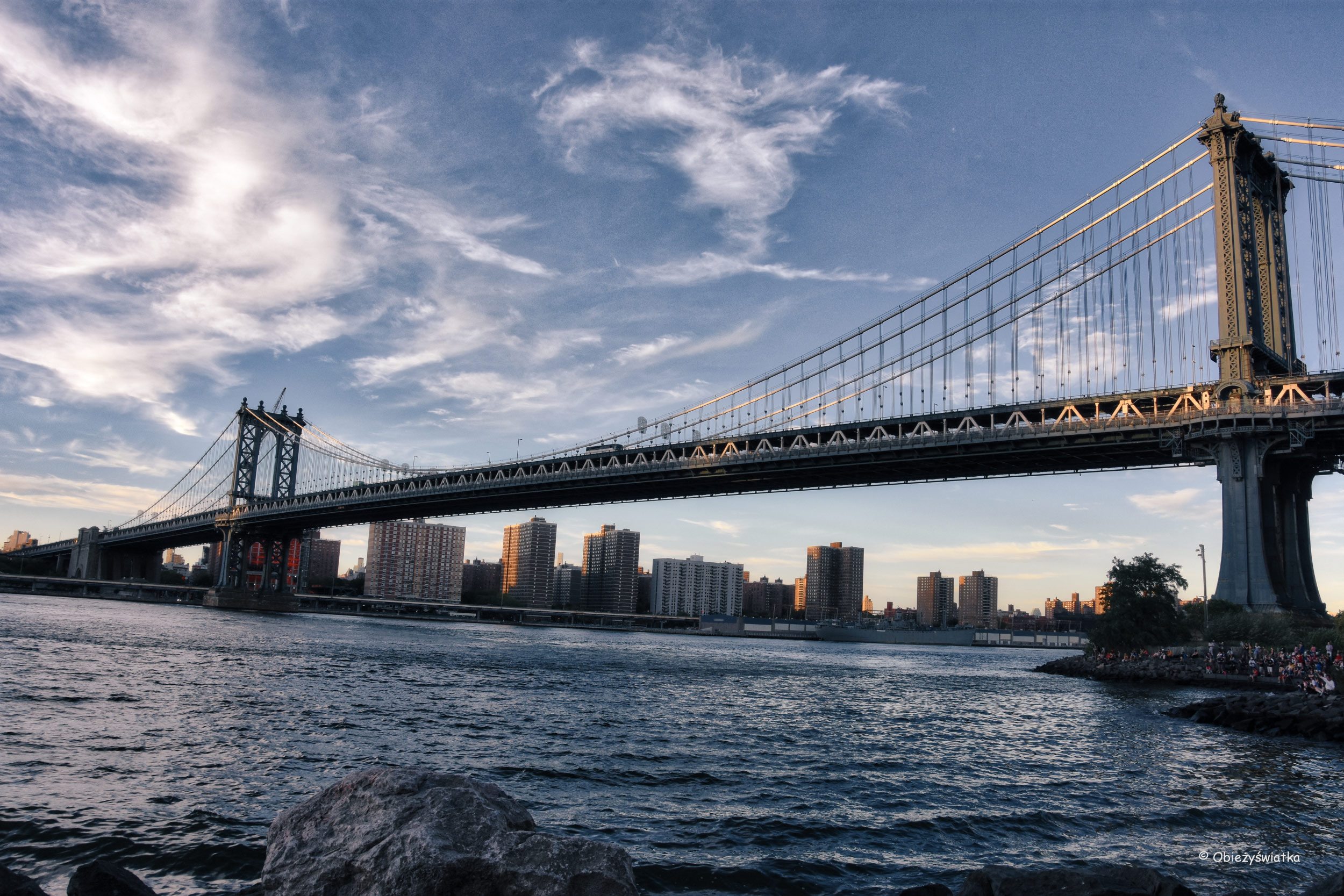 Manhattan Bridge i East River, widok z Brooklynu, NYC