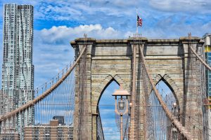 Brooklyn Bridge i charakterystyczna Beekman Tower/8 Spruce Street - wieżowiec zaprojektowany przez Franka Gehry'ego