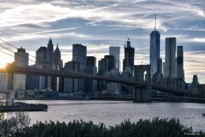 Most Brookliński, East River, Manhattan i zachodzące słońce, NYC