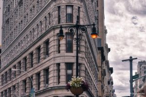 Latarnie przed Flatiron Building w Nowym Jorku