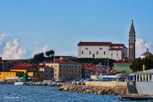 Widok na miasteczko, w tle kościół św. Jerzego z charakterystyczną kampanilą, Piran, Słowenia
