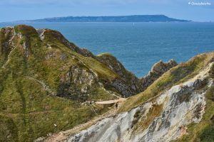 Durdle Door - porośnięte miękką trawą Jurajskie Wybrzeże