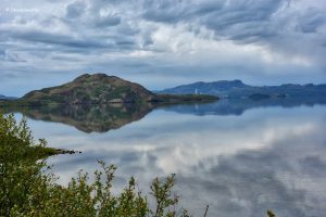 Przeglądając się w lustrzanej tafli - jezioro Þingvallavatn, Islandia