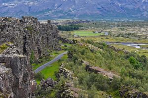 Jeden ze szlaków w Þingvellir, Islandia