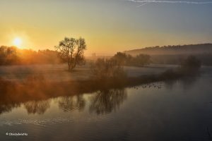 Wschód słońca nad rzeką Ruhr, Niemcy