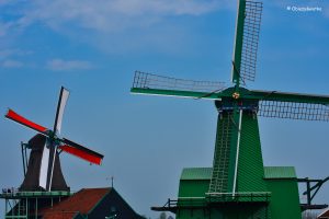 Młyny De Gekroonde Poelenburg i De Kat, Zaanse Schans, Holandia