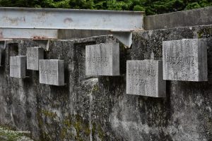 Tablice z nazwami obozów hitlerowskich na terenie KZ Ljubelj, Słowenia