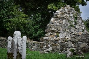 Zachowane fragmenty klasztoru i zamku w Killybegs, Irlandia