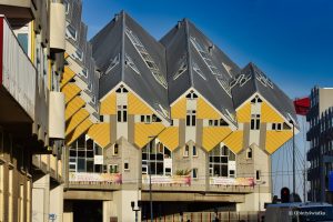 Kolorowe domki sześcienne w Rotterdamie