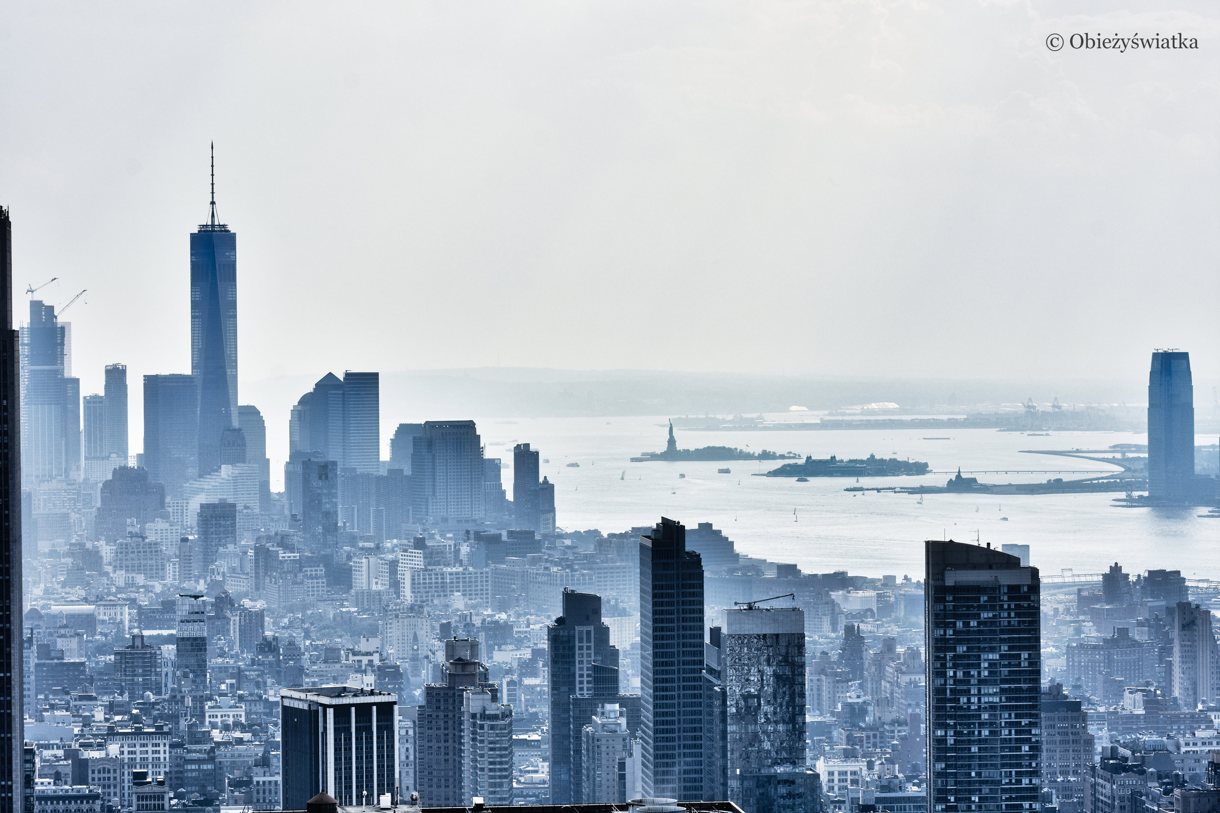 Zamglony widok na Nowy Jork, One World Trade Center, Statuę Wolności
