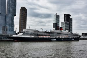 Queen Elizabeth w porcie w Rotterdamie