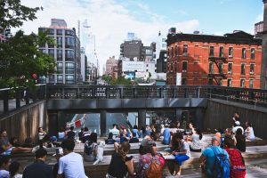 Ławeczki w parku ponad ulicami Manhattanu, The High Line