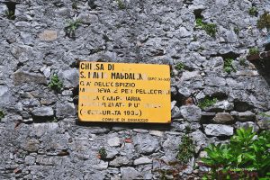 Romański kościółek Marii Magdaleny nad brzegiem Jeziora Como