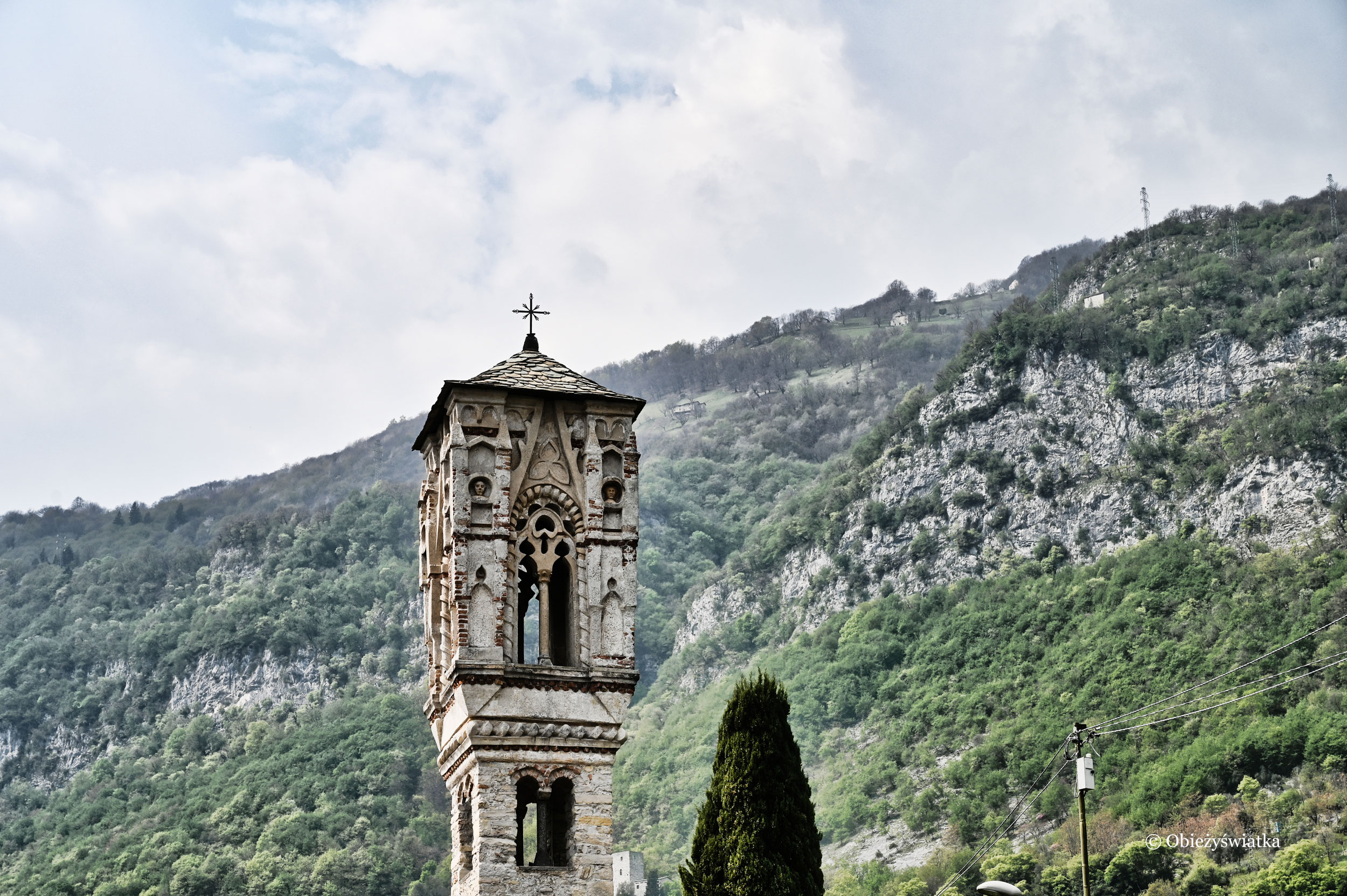 Ciekawa wieża kościółka Marii Magdaleny, Włochy, Lago di Como