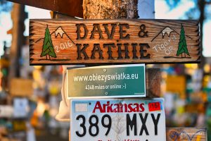 Obieżyświatka w Sign Post Forest, Watson Lake, Kanada
