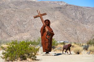 Mnich-wędrowiec i jego towarzysz pies, Borrego Springs