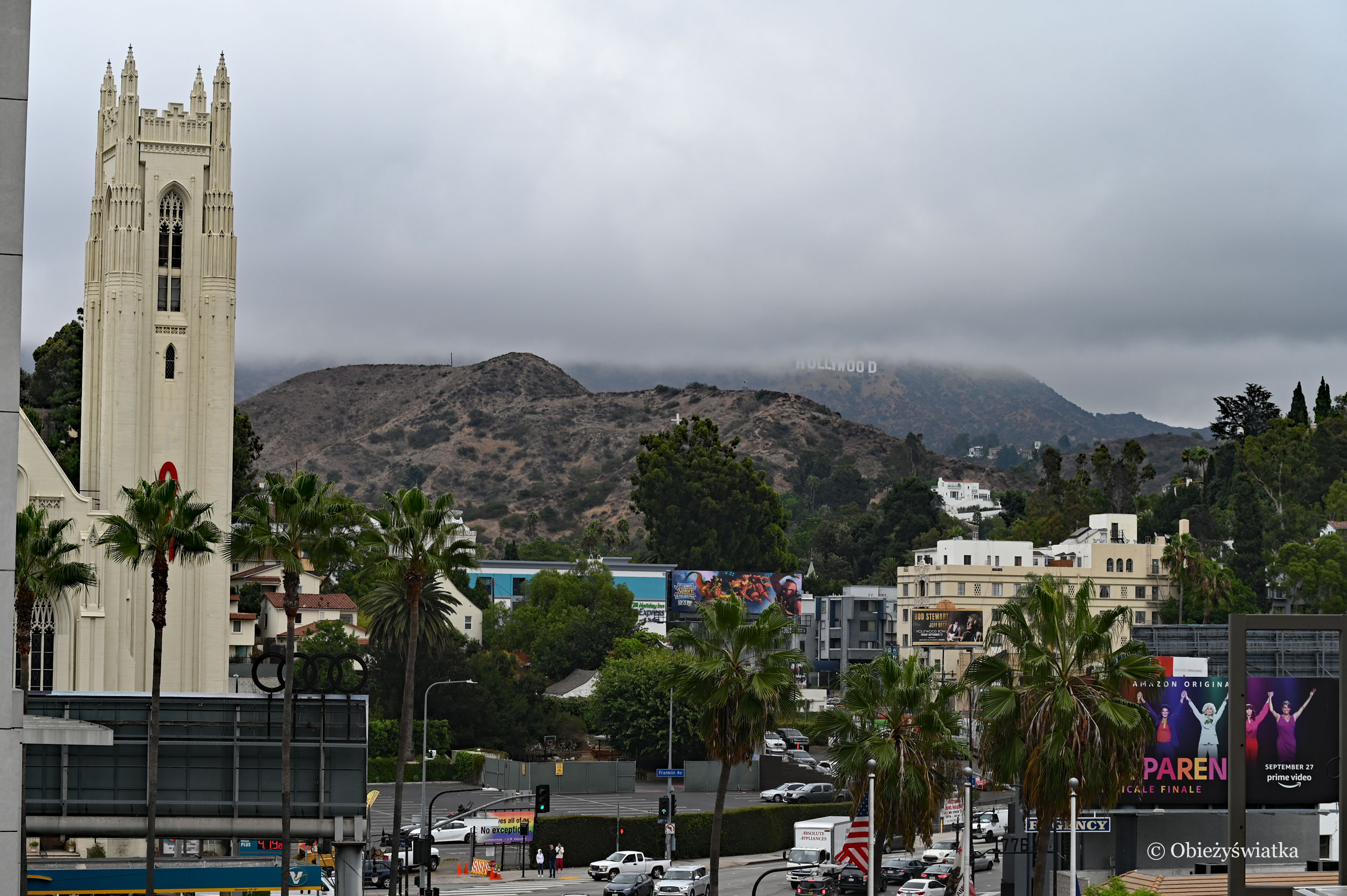 Hollywood Sign we mgle - widok z miasta