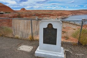 Pomnik upamiętniający otwarcie mostu Glen Canyon Dam Bridge