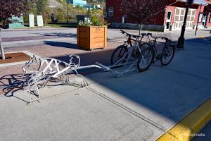 Stojak na rowery w kształcie zaprzęgu psów, Whitehorse, Kanada