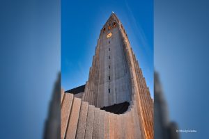 Hallgrimskirkja z charakterystycznymi betonowymi kolumnami