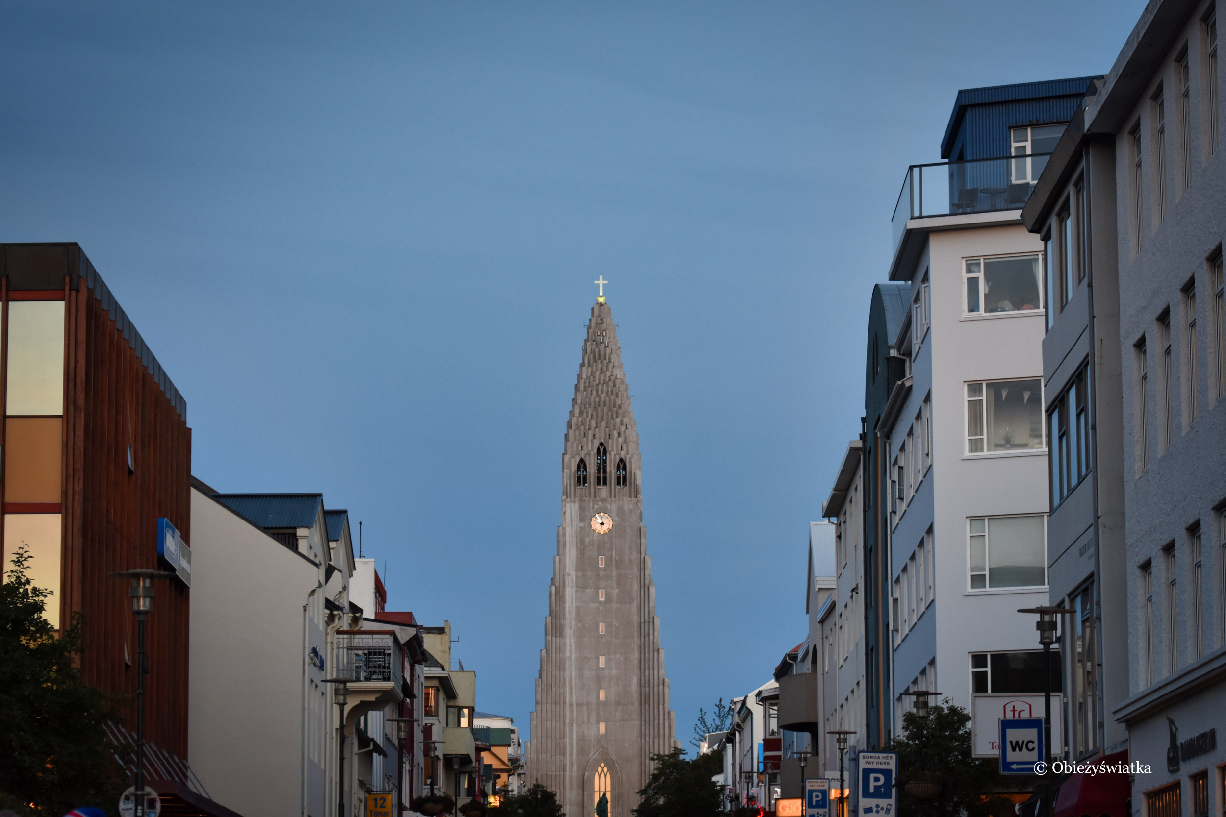 Hallgrimskirkja - wieża widoczna z centrum miasta