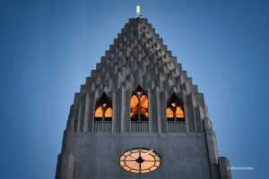 Hallgrimskirkja - oświetlona wieża