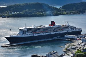 Queen Mary 2 w porcie Alesund, Norwegia 2017