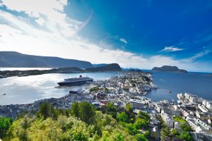 Queen Mary 2 w norweskim Alesund, 2017