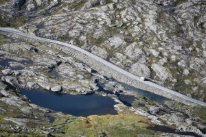 Niesamowity krajobraz norweski i kamper, Norwegia
