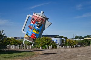 Olbrzymia filiżanka, olbrzymi dzbanek, czyli Coffee pot monument, Canada