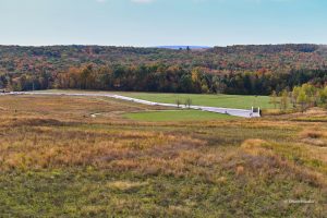 Widok z platformy na miejsce katastrofy i Ścianę Imion, Flight 93 National Memorial, USA