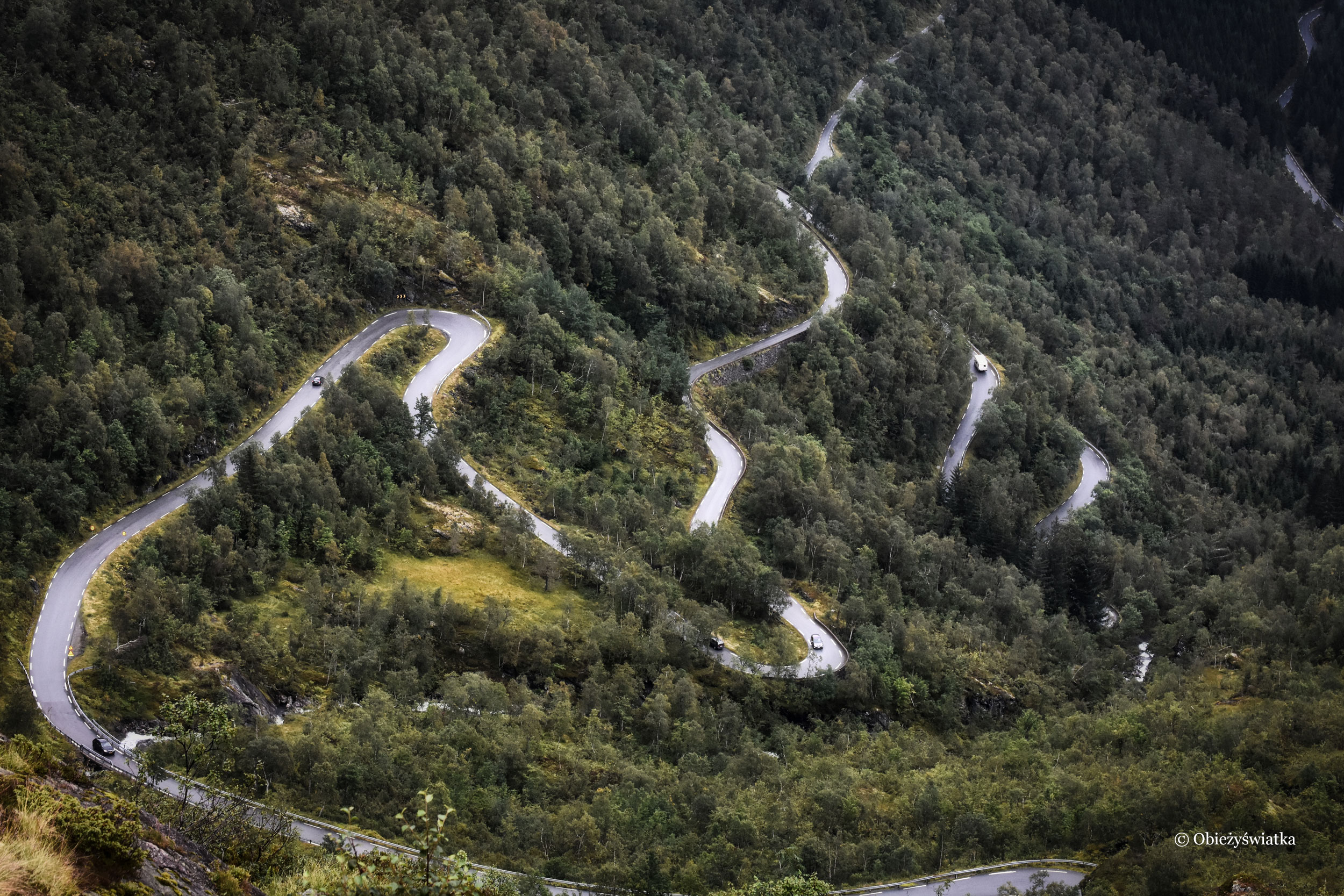 Wijąca się jak wstążka droga turystyczna przez Gaularfjellet, Norwegia